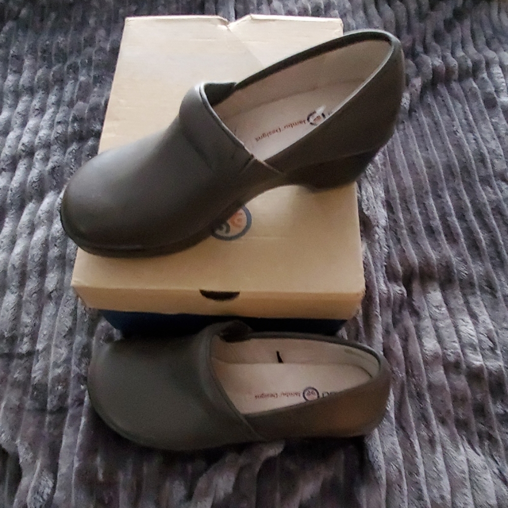 JBU clogs